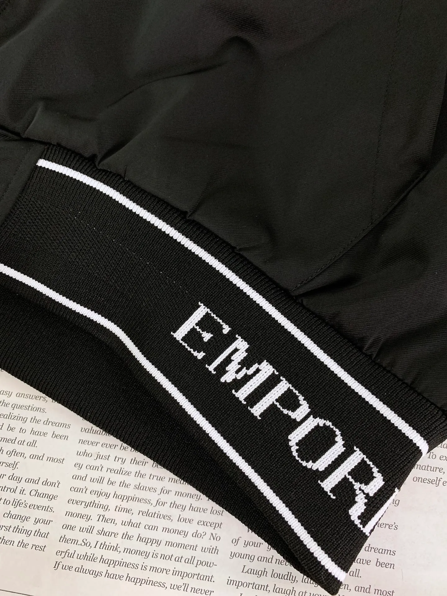 Em Porio Armani Armani Casual Hooded Jacket Windbreaker Jacket 🧥, the upper body becomes slimmer and whiter in seconds, the handle is perfect, and hardware accessories are provided for decoration. Suitable for both business, commuting and leisure, you can be satisfied with various daily outfits. The upper body is full of style and full of high-end sense! Pockets are designed on both sides of the body, making these designs more convenient and practical! Premium custom hardware engraved zipper pull accessories and Classic triangle logo decoration on the chest increase the overall sense of layering, making a simple jacket instantly rich! ! It keeps you warm and adds layering to your outfit. It has a great effect on the upper body. Two colors are recommended………………………………………………………………… ❥∙Size: M-3XL